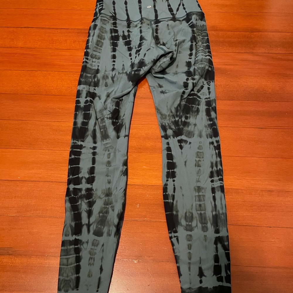 Wunder under lululemon leggings size 6 blue tie die
